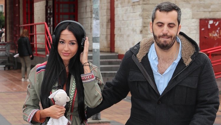 Aurah Ruiz con un redactor de 'GH VIP 6' a su llegada al juicio contra Jesé Rodríguez
