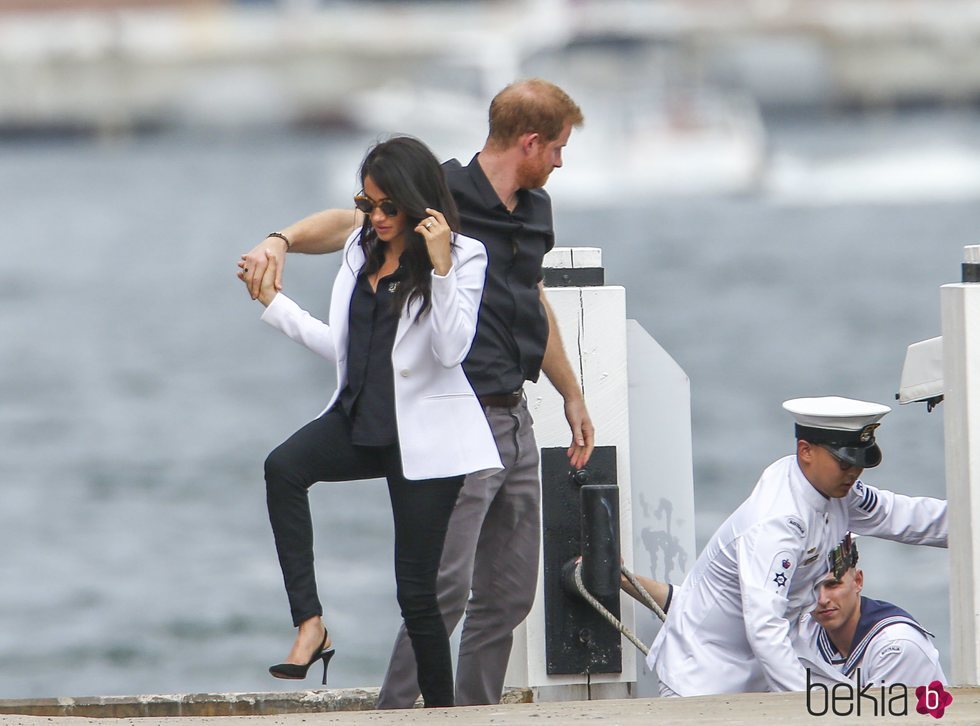 El Príncipe Harry ayudando a Meghan Markle a salir del barco que les llevaba a la inauguración de los Juegos Invictus