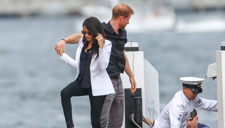 El Príncipe Harry ayudando a Meghan Markle a salir del barco que les llevaba a la inauguración de los Juegos Invictus