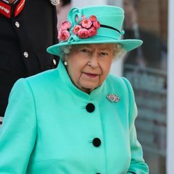 La Reina Isabel II en la inauguración de un centro comercial en Bracknell, Reino Unido