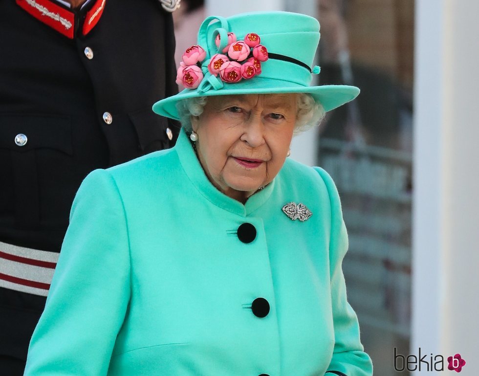 La Reina Isabel II en la inauguración de un centro comercial en Bracknell, Reino Unido
