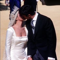 Eugenia Martínez de Irujo y Fran Rivera se besan a la salida de la Catedral de Sevilla el día de su boda