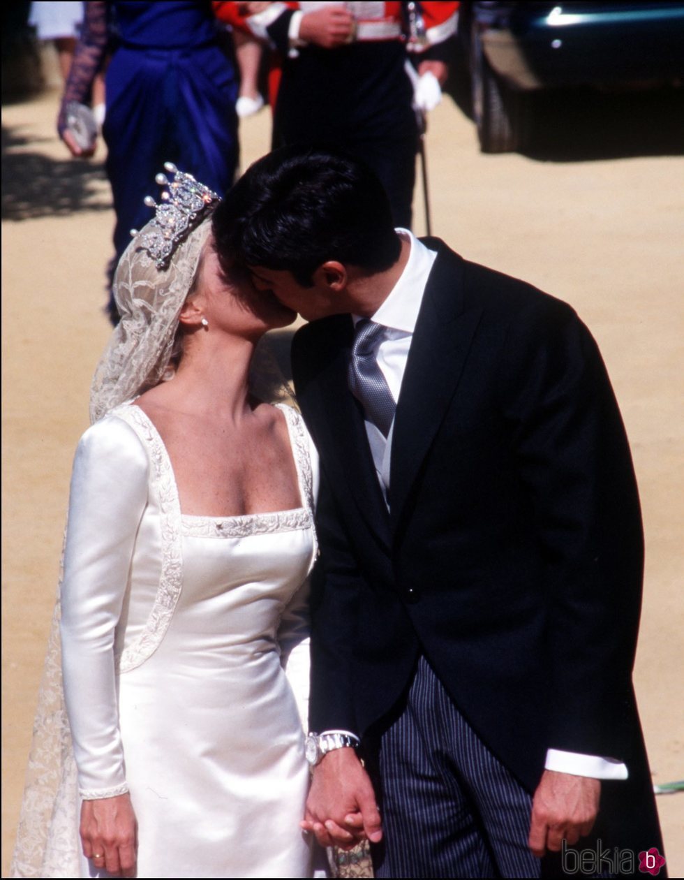 Eugenia Martínez de Irujo y Fran Rivera se besan a la salida de la Catedral de Sevilla el día de su boda