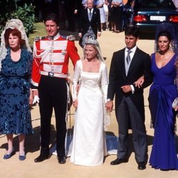 Eugenia Martínez de Irujo y Fran Rivera posan a la salida de su boda con Carmina Ordóñez, Cayetano Martínez de Irujo y la Duquesa de Alba