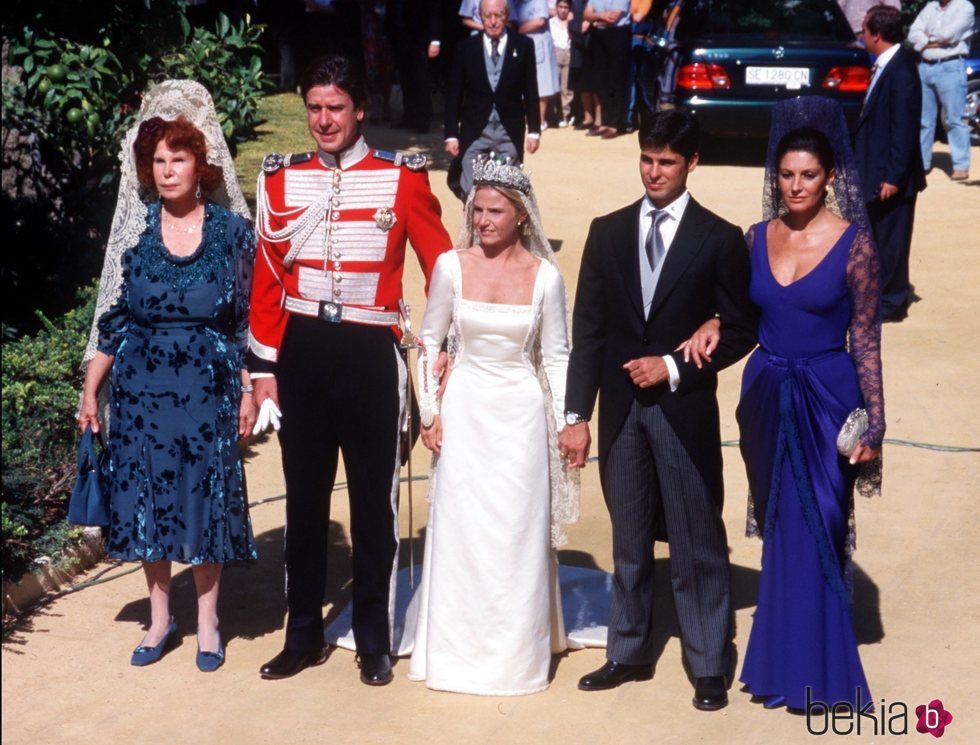 Eugenia Martínez de Irujo y Fran Rivera posan a la salida de su boda con Carmina Ordóñez, Cayetano Martínez de Irujo y la Duquesa de Alba