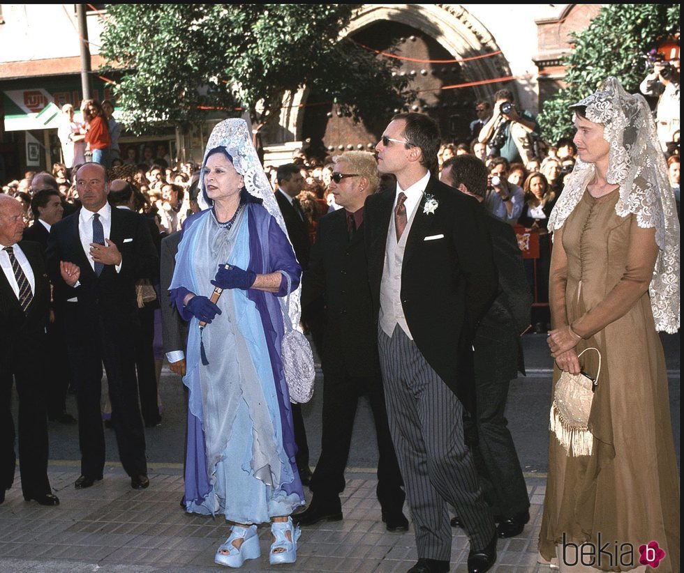 Lucía y Miguel Bosé sorprendieron con sus atuendos a su llegada a la boda de Eugenia Martínez de Irujo y Fran Rivera