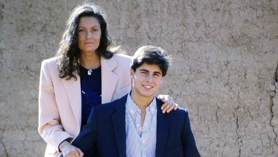 Carmina Ordóñez agarra cariñosamente a su hijo Fran Rivera