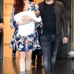 Joaquín Cortés y Mónica Moreno a la salida del hospital tras convertirse en padres