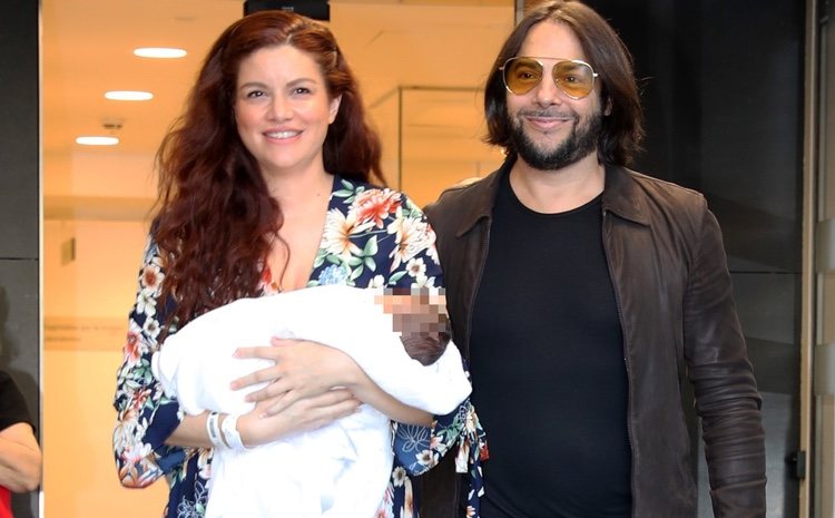 Joaquín Cortés y Mónica Moreno a la salida del hospital tras convertirse en padres