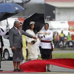 Meghan Markle sufre las inclemencias del tiempo por el viento en Fiji