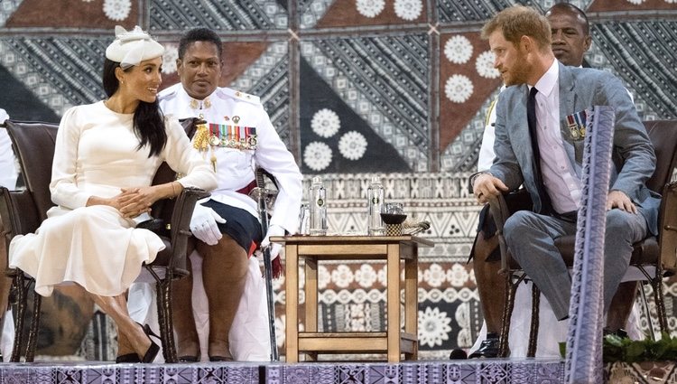 El Príncipe Harry y Meghan Markle en la ceremonia de bienvenida en Fiji