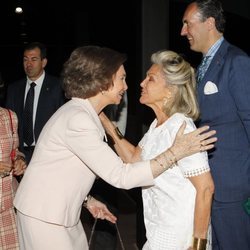 La Reina Sofía saludando a Beatriz de Orleans