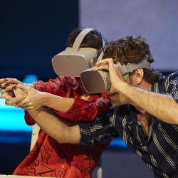 Úrsula Corberó y Álvaro Cervantes visitando a través de realidad virtual su instituto
