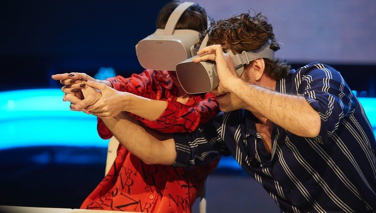 Úrsula Corberó y Álvaro Cervantes visitando a través de realidad virtual su instituto