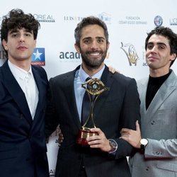 Javier Calvo, Roberto Leal y Javier Ambrossi con un Premio Iris 2018