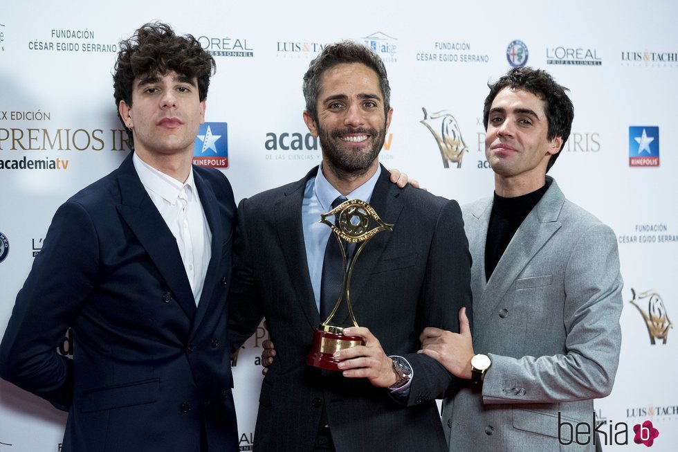Javier Calvo, Roberto Leal y Javier Ambrossi con un Premio Iris 2018