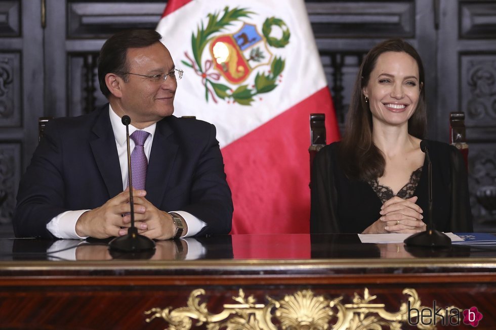 Angelina Jolie y el Ministro de Relaciones Exteriores de Perú en rueda de prensa