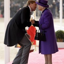 Guillermo Alejandro de Holanda saluda a la Reina Isabel en su Visita de Estado a Reino Unido