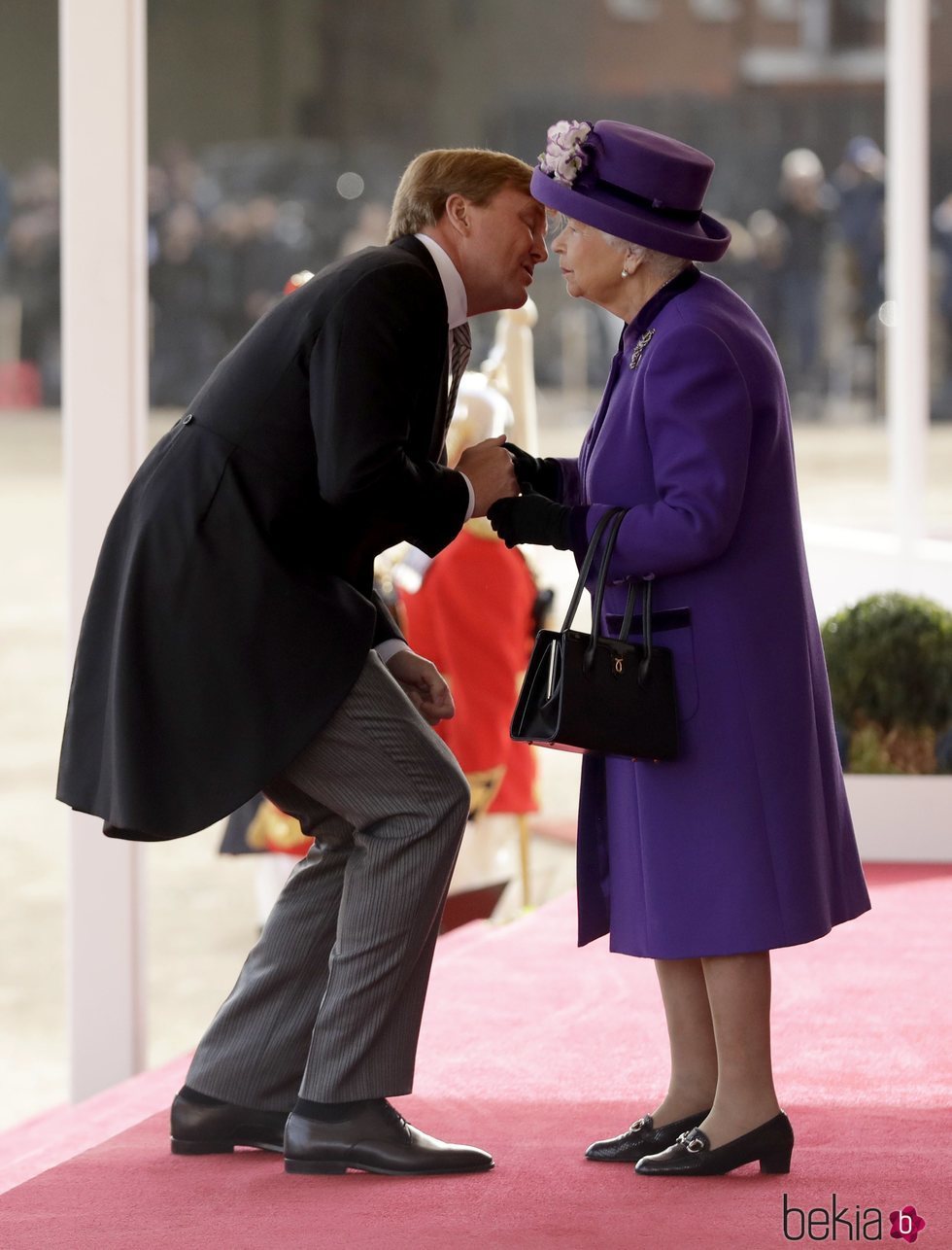 Guillermo Alejandro de Holanda saluda a la Reina Isabel en su Visita de Estado a Reino Unido