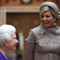 La Reina Isabel y Máxima de Holanda ríen divertidas