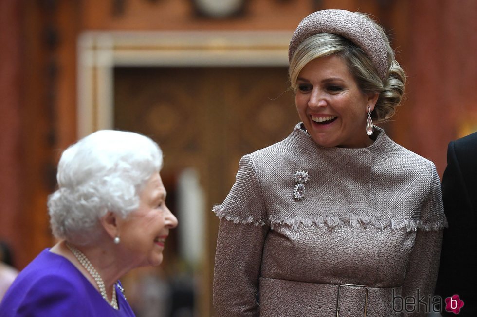 La Reina Isabel y Máxima de Holanda ríen divertidas