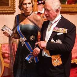 Máxima de Holanda y el Príncipe Carlos en una cena de Estado en Buckingham Palace