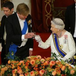 Guillermo Alejandro de Holanda y la Reina Isabel brindan en una cena de Estado en Buckingham Palace