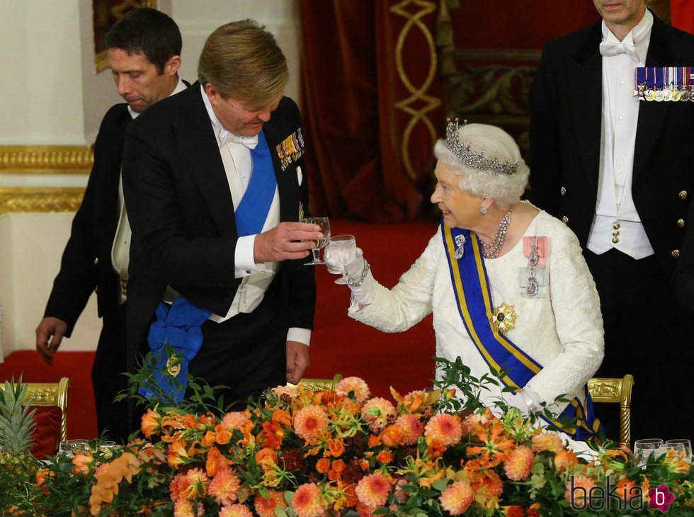 Guillermo Alejandro de Holanda y la Reina Isabel brindan en una cena de Estado en Buckingham Palace