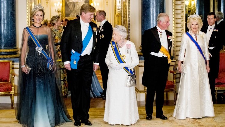 Guillermo Alejandro y Máxima de Holanda con la Reina Isabel, el Príncipe Carlos y Camilla Parker en una cena de Estado en Buckingham Palace