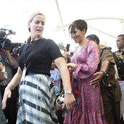 Meghan Markle con su guardaespaldas en un mercado de Suva