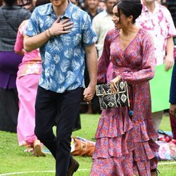 El Príncipe Harry y Meghan Markle visitan la Universidad de South Pacific en Fiji