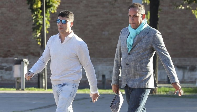Fran Álvarez y el periodista Aurelio Manzano a su llegada al juicio