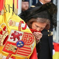 La Reina Sofía besa la bandera de España