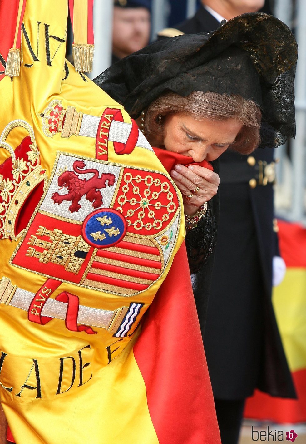 La Reina Sofía besa la bandera de España