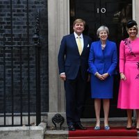 Guillermo Alejandro y Máxima de Holanda con la Primera Ministra británica, Theresa May