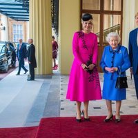Guillermo Alejandro y Máxima de Holanda con la Reina Isabel en el Palacio de Buckingham