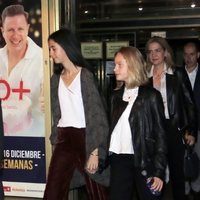 Victoria Federica cogiendo de la mano a Irene Urdangarin a su salida de ver el musical 'El médico'