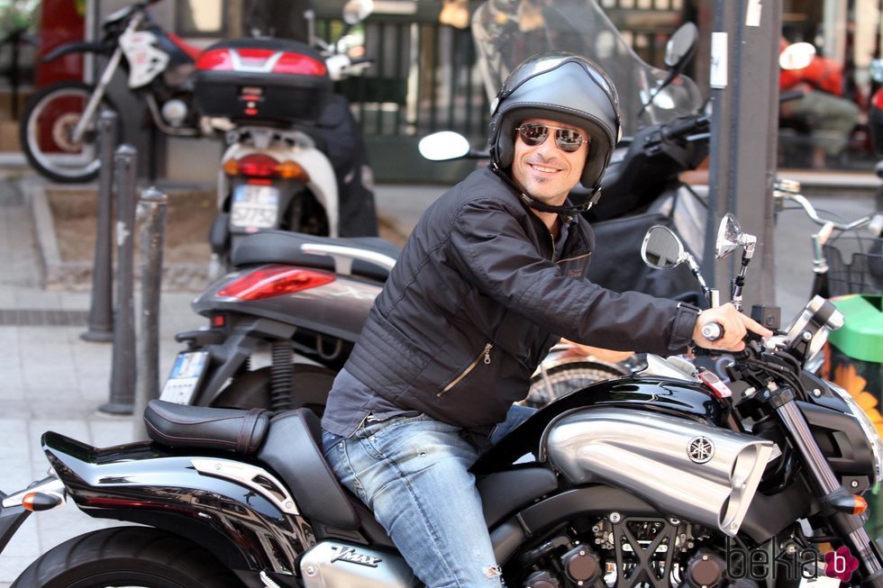 Eros Ramazzotti montando en moto en Milán