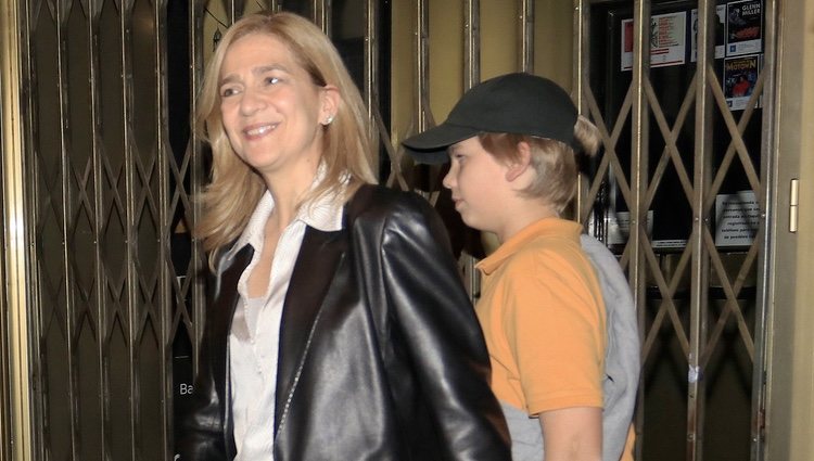 La Infanta Cristina y su hijo Miguel Urdangarin saliendo de ver el musical 'El médico'