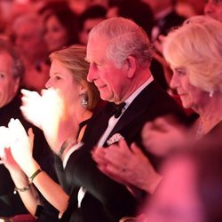 El Príncipe Carlos de Inglaterra con Camilla Parker en la gala de celebración de su 70 cumpleaños