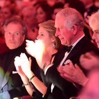 El Príncipe Carlos de Inglaterra con Camilla Parker en la gala de celebración de su 70 cumpleaños