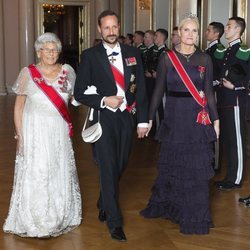 Mette-Marit de Noruega junto al Príncipe Haakon y la Princesa Astrid Fru Ferner