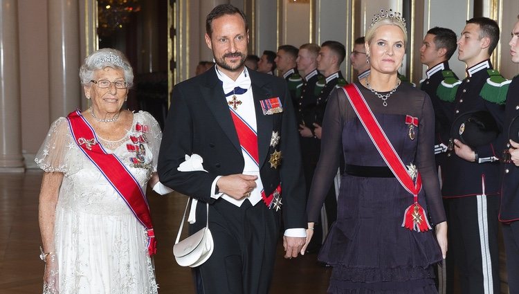 Mette-Marit de Noruega junto al Príncipe Haakon y la Princesa Astrid Fru Ferner