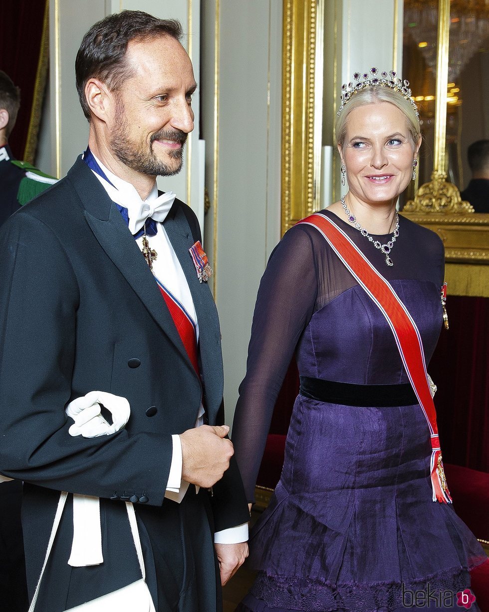 El Príncipe Haakon y la Princesa Mette-Marit en una cena de gala
