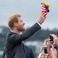 La felicidad del Príncipe Harry tras recibir un regalo para su bebé en su llegada a Nueva Zelanda