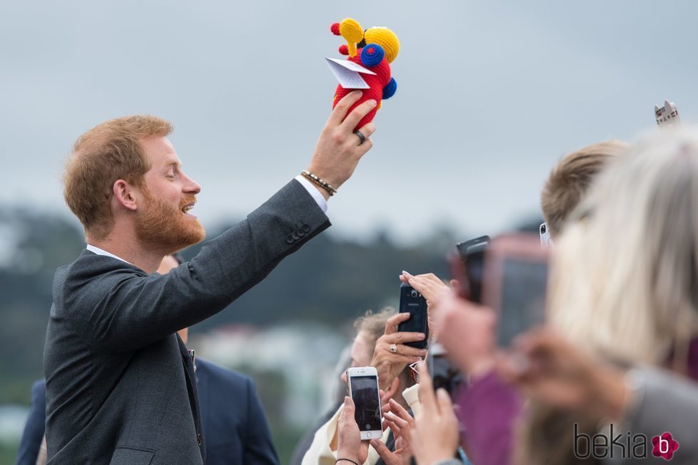 La felicidad del Príncipe Harry tras recibir un regalo para su bebé en su llegada a Nueva Zelanda
