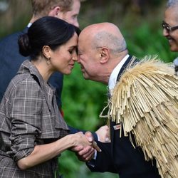 Meghan Markle haciendo el saludo tradicional maorí en su viaje oficial a Neva Zelanda