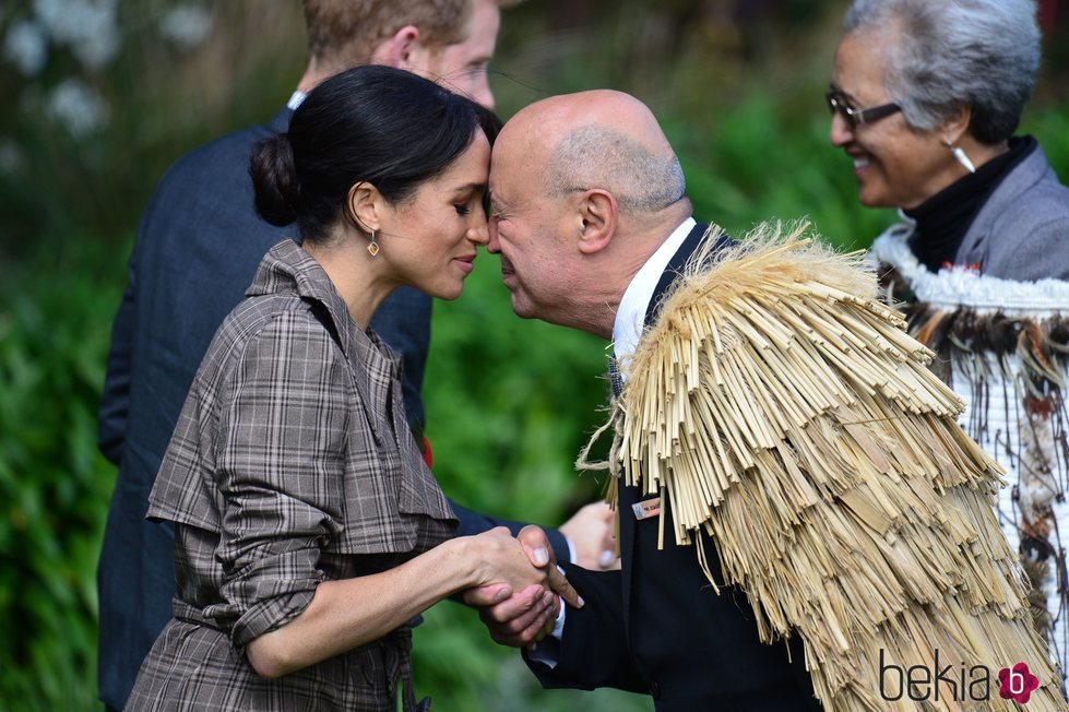 Meghan Markle haciendo el saludo tradicional maorí en su viaje oficial a Neva Zelanda