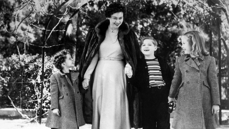 La Princesa Sofía con su madre, la Reina Federica y sus hermanos en los jardines del Palacio real de Atenas