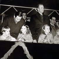 Constantino de Grecia junto a los Príncipes de España y sus hijos en una cabalgata navideña